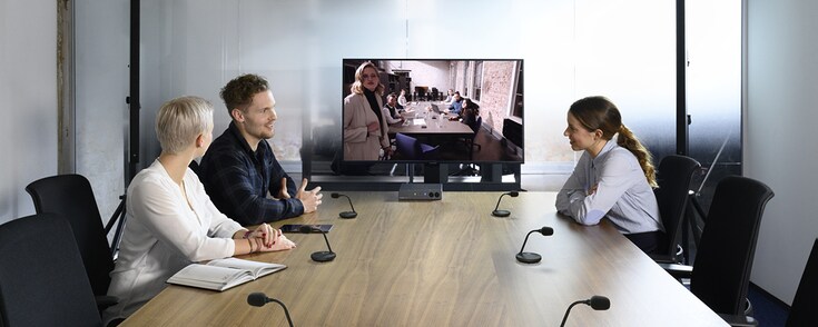 Meeting scene showing the flexible Wireless Microphones Solution customized for use cases
