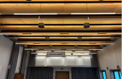 Rellingen training facility with ceiling-mounted audio equipment and presentation system.