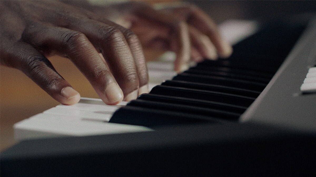 PSR-E483's Keyboard played by a person